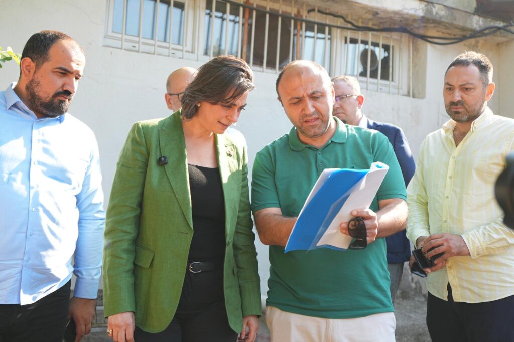 Üsküdar Belediye Başkanı Sinem Dedetaş, binada incelemelerde bulundu.